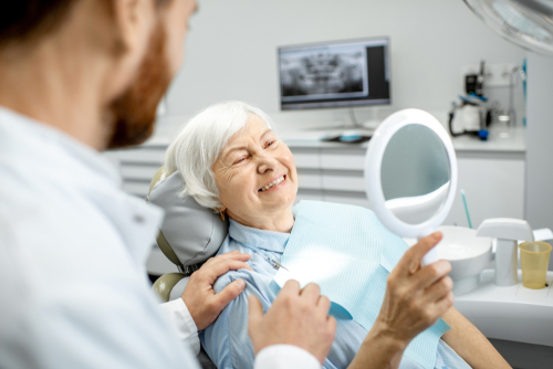 Consulta gratuita sobre implantes en Dallas, TX | Explore sus opciones